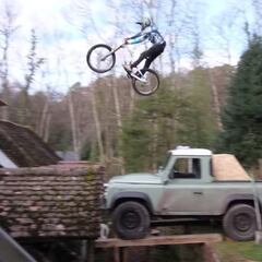 Intenta saltar sobre su casa en bici y se estampa contra el tejado