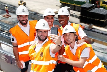 Los cinco jugadores de la primera plantilla se hacen un selfie delante de un estadio en obras.