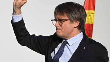 Catalan separatist leader Carles Puigdemont gestures as he greets his supporters on his return to Spain from seven years of self-imposed exile despite a pending warrant for his arrest, during a welcoming event organised by his party, Junts per Catalunya, at Arc de Triomf in Barcelona, Spain, August 8, 2024. REUTERS/Lorena Sopena