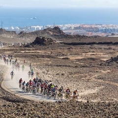 Vuelve Fuertebike, la maratón ciclista canaria entre dunas y volcanes