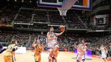 <b>ESPECTACULAR EL PALACIO DE DEPORTES. </b>Sergio Llull supera a Jaycee Carroll y se va hacia el aro como un tiro en un Palacio con un magnífico ambiente copero.