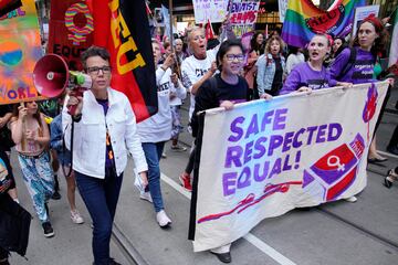 Un gran número de mujeres participa en una manifestación del Día Internacional de la Mujer, en Melbourne, Australia.