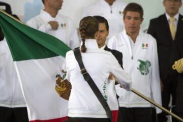 El presidente de México realizó el abanderamiento de los atletas mexicanos que participaran en los Juegos Olímpicos de Rio 2016. La atleta Daniela Campuzano fue la encargada de recibir el lábaro patrio