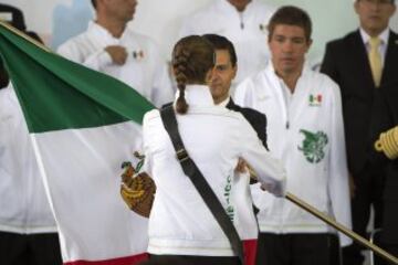 El presidente de México realizó el abanderamiento de los atletas mexicanos que participaran en los Juegos Olímpicos de Rio 2016. La atleta Daniela Campuzano fue la encargada de recibir el lábaro patrio 