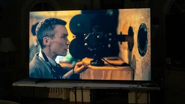 Compra un mega televisor de 98 pulgadas y acaba remodelando toda la sala para que quepa el mastodonte