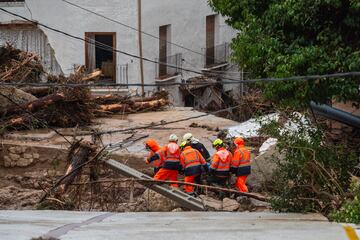 Varios servicios de emergencias ayudan en las labores de rescate en Letur, Albacete. En torno a 30 personas se han quedado atrapadas en sus viviendas por la riada.