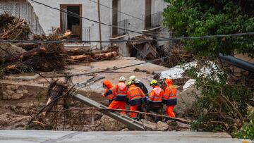 Varios servicios de emergencias ayudan en las labores de rescate en Letur, Albacete. En torno a 30 personas se han quedado atrapadas en sus viviendas por la riada.