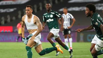 Soccer Football - Copa Libertadores - Final - Palmeiras v Santos - Estadio Maracana, Rio de Janeiro, Brazil - January 30, 2021 Palmeiras&#039; Breno celebrates scoring their first goal with teammates Pool via REUTERS/Ricardo Moraes