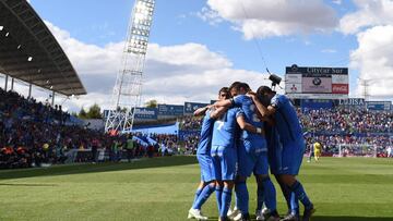 Getafe's Serbian midfielder Nemanja Maksimovic (C) celebrates with teammates after scoring during the Spanish League football match between Getafe and Villarreal at the Coliseum Alfonso Perez stadium in Getafe on May 18, 2019. (Photo by PIERRE-PHILIP