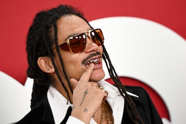 Luka Sabbat posa en la alfombra roja de la gala 'Hombres del año 2025' de GQ en Los Ángeles.