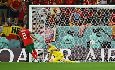 El jugador marroquí Achraf Hakimi marca el penalti ganador.