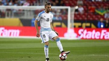 De acuerdo con el reportero de Televisa Deportes, Alonso Cabral, el defensa seleccionado uruguayo no habr&iacute;a viajado porque quiere ir a Argentina.