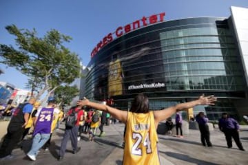 Ambiente extraordinario en Los Angeles en las horas previas al último partido de Kobe Bryant en el Staples.