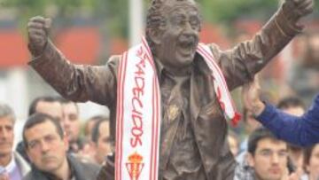 La selecci&oacute;n AFE homenajea a Manolo Preciado en Gij&oacute;n.