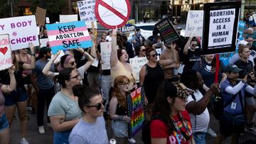 FILE PHOTO: Abortion rights protesters gather for a rally in Columbus, Ohio, after the United States Supreme Court ruled in the Dobbs v Women's Health Organization abortion case, overturning the landmark Roe v Wade abortion decision, June 24, 2022. REUTERS/Megan Jelinger/File Photo