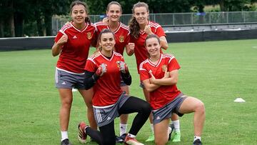 Paula Fern&aacute;ndez, Silvia Rubio, And&uacute;jar, Misa y Paula Sancho, ayer antes de entrenarse.