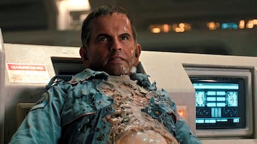 En este caso, y con permiso de la familia, para que el rostro del mítico Ian Holm (Ash, el ‘Alien, el octavo pasajero’) apareciera en ‘Alien Romulus’, se usó una mezcla de técnicas: primero hicieron un muñeco animatrónico de Ian Holm y luego fue mejorado con efectos digitales. Además, en este caso, el ‘nuevo’ Ian Holm no es exactamente el mismo personaje, sino otro androide diferente con su mismo rostro.