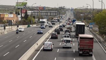 Tráfico de coches en la autovía del Sur o A-4, antiguamente llamada autovía de Andalucía a la altura de la localidad de Pinto, Madrid (España), a 26 de marzo de 2021. La autovía experimenta afluencia de tráfico a pesar de que la Comunidad de Madrid se man