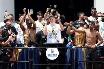 Nikola Jokic dirigiéndose a los aficionados de los Denver Nuggets.