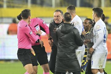 El presidente del Ankaragücü, Faruk Koca, salta al césped y propina un brutal puñetazo al árbitro Halil Umut Meler que, tras caer al suelo, recibe una patada de otra persona.