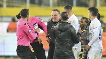 El presidente del Ankaragücü, Faruk Koca, salta al césped y propina un brutal puñetazo al árbitro Halil Umut Meler que, tras caer al suelo, recibe una patada de otra persona.