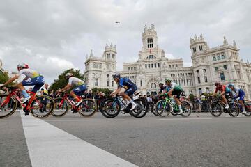 El pelotón pasando por el Palacio de Cibeles de Madrid.  