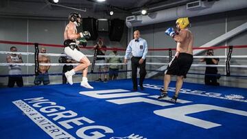 Conor McGregor y Paul Malignaggi boxean durante un entrenamiento.