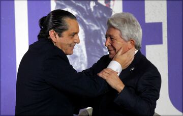 Cariñoso saludo entre Paulo Futre y Enrique Cerezo, presidente del Atlético de Madrid.