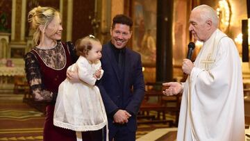 Simeone y Carla Pereyra en el bautizo de su hija Francesca en Argentina