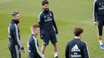 Isco, rodeado de compa&ntilde;eros, durante el &uacute;ltimo entrenamiento del Madrid.
 
 