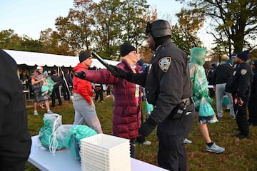 Los corredores deben pasar unas fuertes medidas de seguridad antes del inicio de la carrera. 