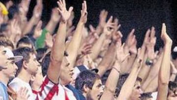 <b>UNÁNIME PROTESTA. </b>La afición del Athletic se fue del campo al grito de "¡manos arriba, esto es un atraco!".