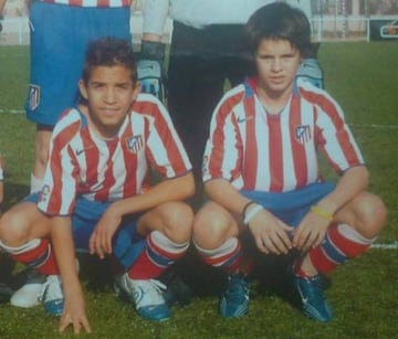 Morata (derecha) con la camiseta del Atlético.