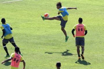 Santiago, 5 de marzo de 2016
La hinchada de Colo Colo realiza el Arengazo para alentar al equipo antes del Colo Colo v Universidad Catolica de este fin de semana.
Ramon Monroy/Aton Chile