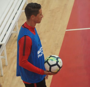 La lluvia condenó al Atlético a entrenar en cancha de básquet