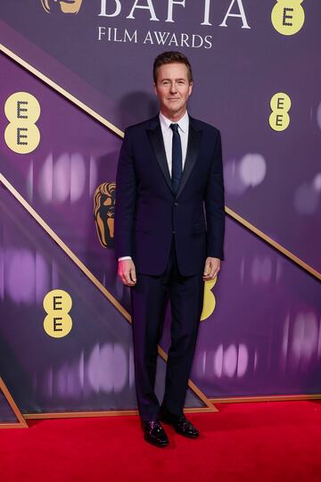 Edward Norton posa en la alfombra roja de los premios BAFTA 2025 celebrados en el Royal Festival Hall del Southbank Centre de Londres.