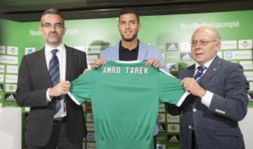 Presentación de Amro Tarek, nuevo jugador del Betis. En la imagen junto a Eduardo Macía, director deportivo y Carlos Ollero, presidente del club.