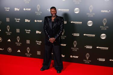 El exfutbolista francés Djibril Cisse posa a su llegada para asistir a la ceremonia de entrega del Balón de Oro 2024 de France Football en el Teatro du Chatelet en París.