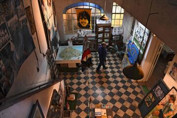 Visitamos la casa en la que vivió el astro argentino durante su etapa como futbolista del Argentinos Juniors (1978-1980) en el barrio de La Paternal en Buenos Aires. La vivienda se ha convertido en un curioso museo.