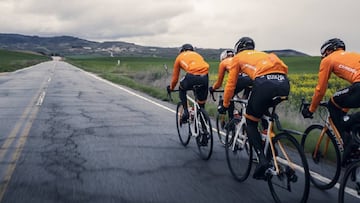 Los ciclistas del Fundación Ciclista Euskadi ruedan durante un entrenamiento.