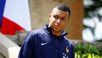 Clairefontaine-en-yvelines (France), 03/06/2024.- French soccer player Kylian Mbappe waits for the arrival of French President Emmanuel Macron for a lunch at their training camp ahead of the UEFA Euro 2024, in Clairefontaine-en-Yvelines, France, 03 June 2024. (Francia) EFE/EPA/SARAH MEYSSONNIER / POOL MAXPPP OUT
