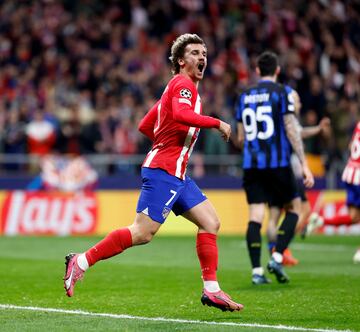 1-1. Antoine Griezmann celebra el primer gol que marca en el minuto 35 de partido.