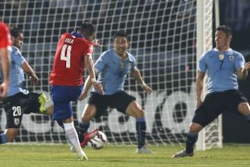 El tiro de Mauricio Isla con que anota la apertura de la cuenta.