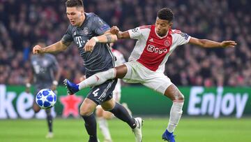 Bayern Munich&#039;s German defender Niklas Suele (L) vies with Ajax&#039;s Brazilian forward David Neres during the UEFA Champions League Group E football match between AFC Ajax and FC Bayern Munchen at the Johan Cruyff Arena in Amsterdam on December 12,