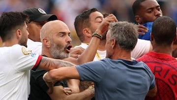 Maresca y Luis Enrique se empujan en la trifulca.
