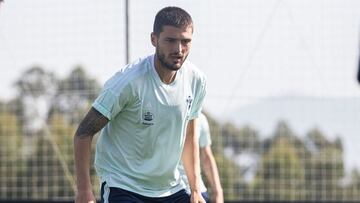 Okay Yokuslu durante un entrenamiento con el Celta.