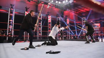 Dominick y Rey Mysterio atacan a Seth Rollins en RAW.