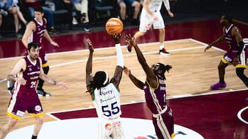 Perry lanza a canasta.