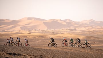 Los ciclistas en al Titan Desert de Marruecos.