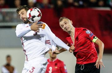 Piqué, sin los colores de la bandera en las mangas.